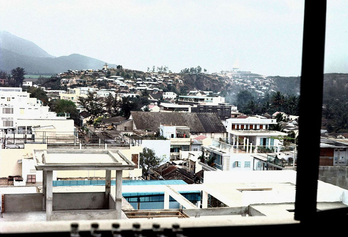 Một góc Nha Trang với những ngôi nhà trên địa hình đồi núi.