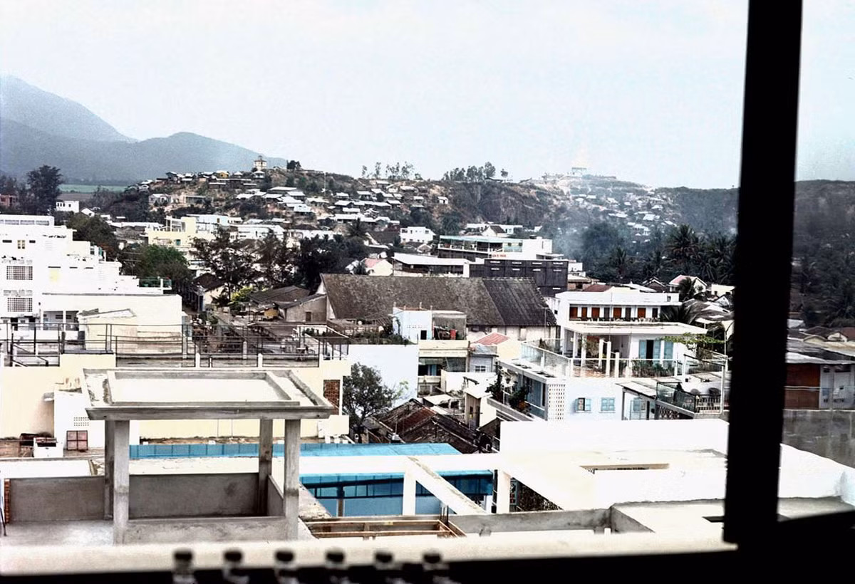 Một góc Nha Trang với những ngôi nhà trên địa hình đồi núi.