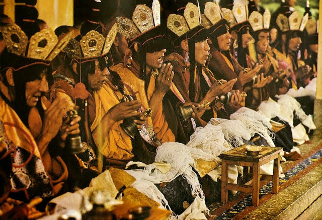 Các nhà sư Phật giáo Mật tông trong một buổi lễ.