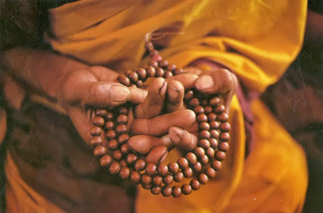 Chuỗi hạt trên tay một nhà sư.