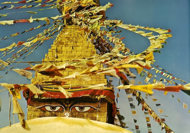 Cờ phướn và hình vẽ trang trí tại một đền thờ Tây Tạng.