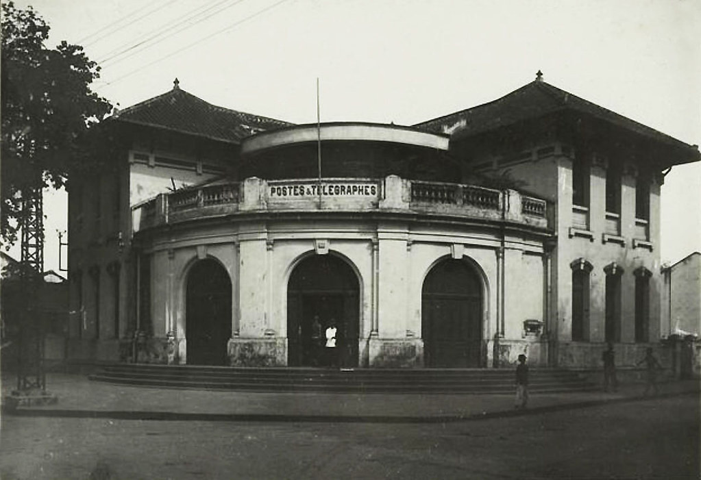 Bưu điện đầu tiên của Chợ Lớn, ở vị trí ngày nay là tòa nhà Saigonbank góc Hồng Bàng - Châu Văn Liêm, quận 5.
