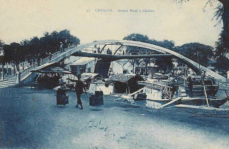 Cầu Ba Cẳng là cây cầu dành cho người đi bộ bắc qua ngã ba kênh rạch ở Chợ Lớn, được xây đầu thế kỷ 20. Ba chân của cầu nằm ở ba bến Bãi Sậy, Nguyễn Văn Thành và Vạn Tượng. Cầu đã bị sập năm 1990.