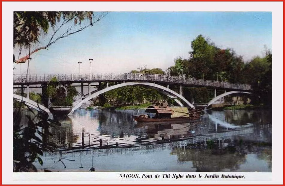 Cầu Thị Nghè (cũ) là một trong những cây cổ của Sài Gòn, bắc qua rạch Thị Nghè ở khu vực phía sau Thảo Cầm Viên, nối quận 1 và quận Bình Thạnh. Vào thập niên 1990 cầu được dỡ bỏ do xuống cấp nghiêm trọng.