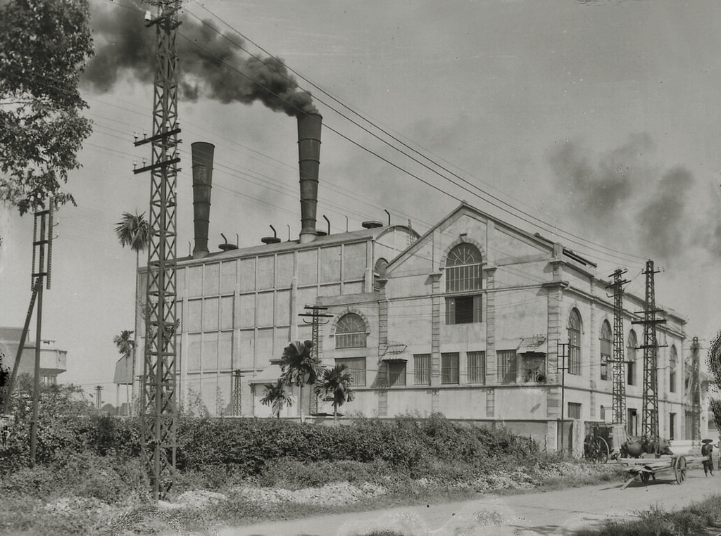 Nhà đèn (nhà máy điện) Chợ Quán được xây vào thời thuộc địa, là nhà máy điện lớn và quan trọng nhất của Sài Gòn trước 1975. Năm 2008, nhà đèn được quy hoạch thành khu phức hợp văn phòng - trung tâm thương mại.