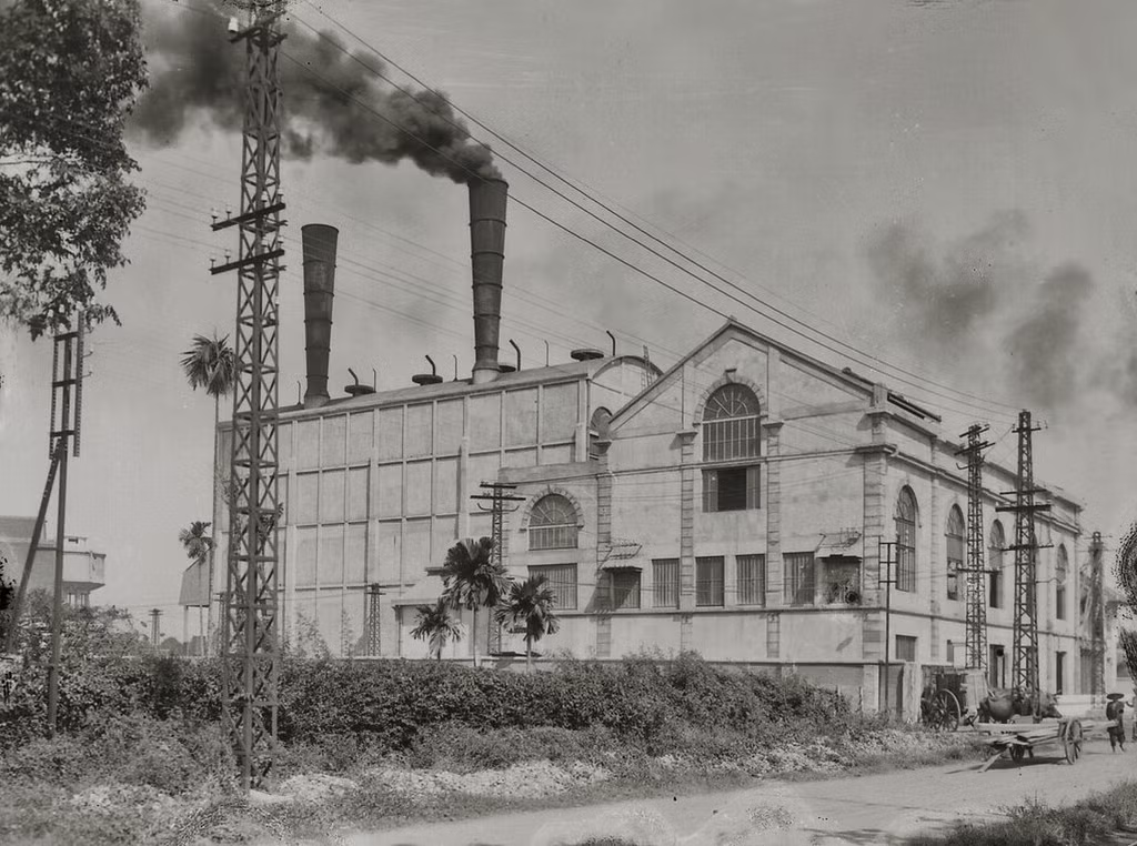 Nhà đèn (nhà máy điện) Chợ Quán được xây vào thời thuộc địa, là nhà máy điện lớn và quan trọng nhất của Sài Gòn trước 1975. Năm 2008, nhà đèn được quy hoạch thành khu phức hợp văn phòng - trung tâm thương mại.