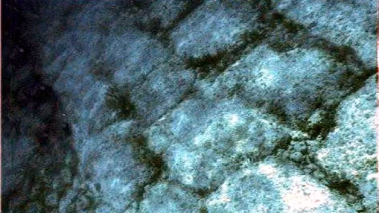 Kể từ khi được phát hiện, đã có rất nhiều ý kiến khác nhau về nguồn gốc và vai trò của di tích cổ đại này.