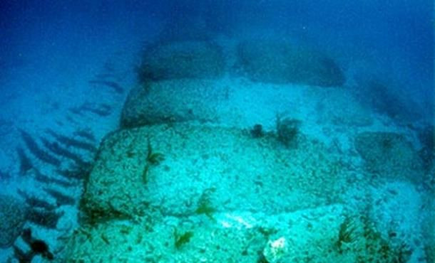 Các nhà khoa học xác định con đường đá Bimini là công trình nhân tạo có niên đại vào khoảng 10.000 năm về trước.
