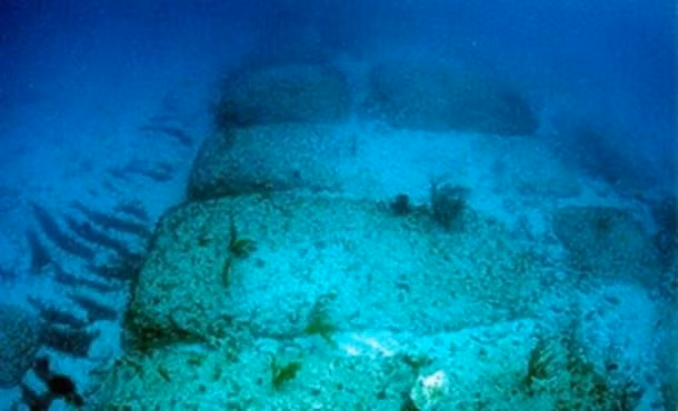 Các nhà khoa học xác định con đường đá Bimini là công trình nhân tạo có niên đại vào khoảng 10.000 năm về trước.