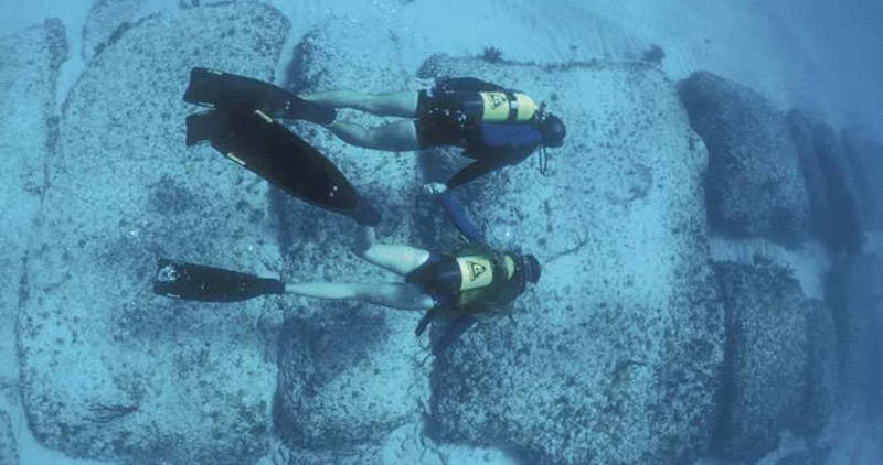 Đó là một con đường được lát bằng 50 khối đá lớn hình chữ nhật và đa giác chìm sâu dưới 30 mét nước.