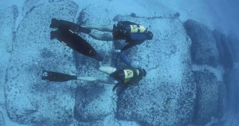 Đó là một con đường được lát bằng 50 khối đá lớn hình chữ nhật và đa giác chìm sâu dưới 30 mét nước.