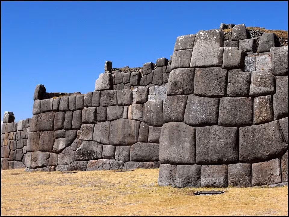 Theo một công trình nghiên cứu, những tảng đá dưới nước này có sự tương đồng bí ẩn với những tảng đá ở Sacsayhuaman, di tích cổ đại hùng vĩ nằm ở Peru.