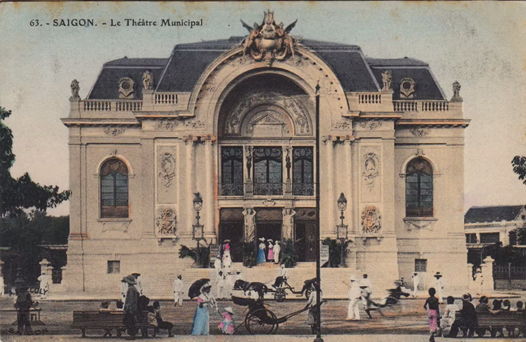  Nhà hát Lớn Sài Gòn trong một bưu thiếp cổ của Pháp. Nhà hát lớn được khởi công năm 1898 và đến ngày 1/1/1900 thì khánh thành.