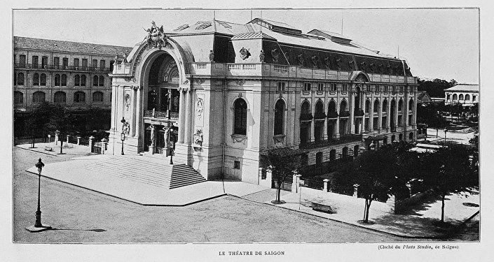 Một bức ảnh toàn cảnh về Nhà hát Lớn Sài Gòn đầu thế kỷ 20. Vào năm 1998, nhân dịp kỷ niệm 300 thành lập TP HCM, chính quyền thành phố đã cho phục hồi một số hoạ tiết trang trí của nhà hát như tượng hai nữ thần nghệ thuật, các dây hoa, hai cây đèn...