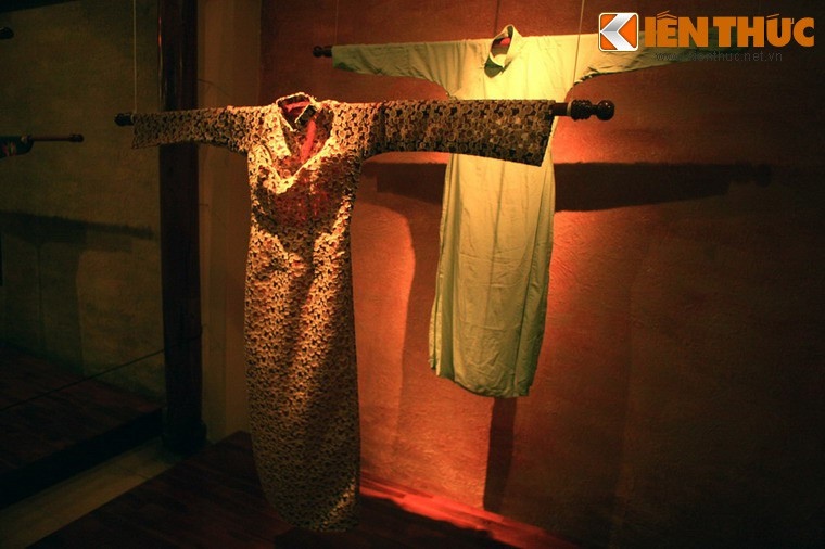 Sau đó, xuất hiện thêm các mẫu áo dài của họa sĩ Lê Phổ và áo dài Raglan của nhà may Dung ở Sài Gòn. Các kiểu áo này tiếp tục có những cải tiến nhằm tăng tính thẩm mỹ và sự thoải mái của người mặc. Ảnh: Áo dài cổ cao của thập niên 1950.