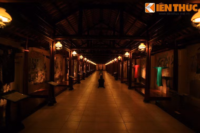 Một lần nữa, phải khẳng định việc những trang phục giống hệt áo dài Việt Nam được đem ra trình diễn trong Tuần lễ thời trang Trung Quốc Xuân/ Hè 2019 tại Bắc Kinh và việc nhà thiết kế coi đó là "sáng tạo riêng" của họ là hành vi “đạo nhái” trắng trợn chiếc áo dài truyền thống của người Việt. Ảnh: Toàn cảnh không gian Bảo tàng Áo dài ở TP HCM.