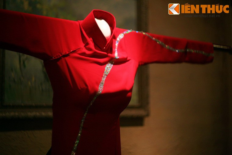 Chiếc áo dài đã đi vào mọi mặt đời sống của người phụ nữ Việt, là trang phục học đường, là lễ phục dùng trong những dịp trang trọng, và cũng là kiểu mẫu thời trang không thể thiếu trong các cuộc thi sắc đẹp của người Việt. Ảnh: Áo dài của NSND Trà Giang.