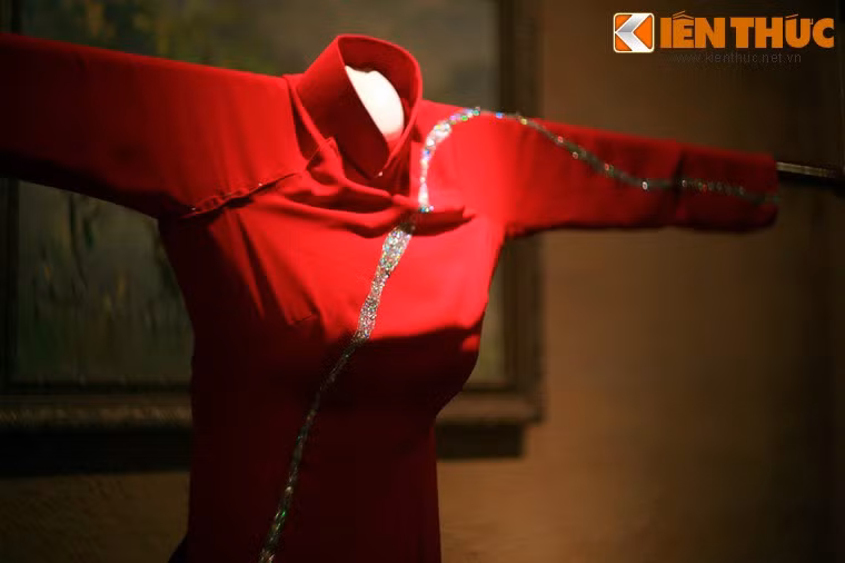 Chiếc áo dài đã đi vào mọi mặt đời sống của người phụ nữ Việt, là trang phục học đường, là lễ phục dùng trong những dịp trang trọng, và cũng là kiểu mẫu thời trang không thể thiếu trong các cuộc thi sắc đẹp của người Việt. Ảnh: Áo dài của NSND Trà Giang.