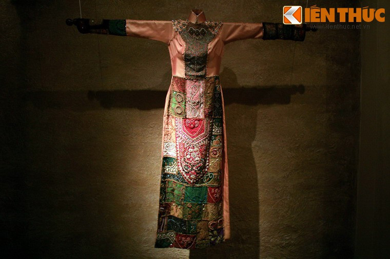 Văn hoá truyền thống Việt Nam đã được đề cao trong những tà áo dài như việc thêu, vẽ những hoạ tiết trang trí, điểm xuyết những hoa văn từ các trang phục của các dân tộc Việt Nam, hoạ tiết từ trống đồng Ngọc Lũ, đã tạo nên ấn tượng đẹp cho áo dài Việt Nam. Ảnh: Áo dài biến tấu thổ cẩm.