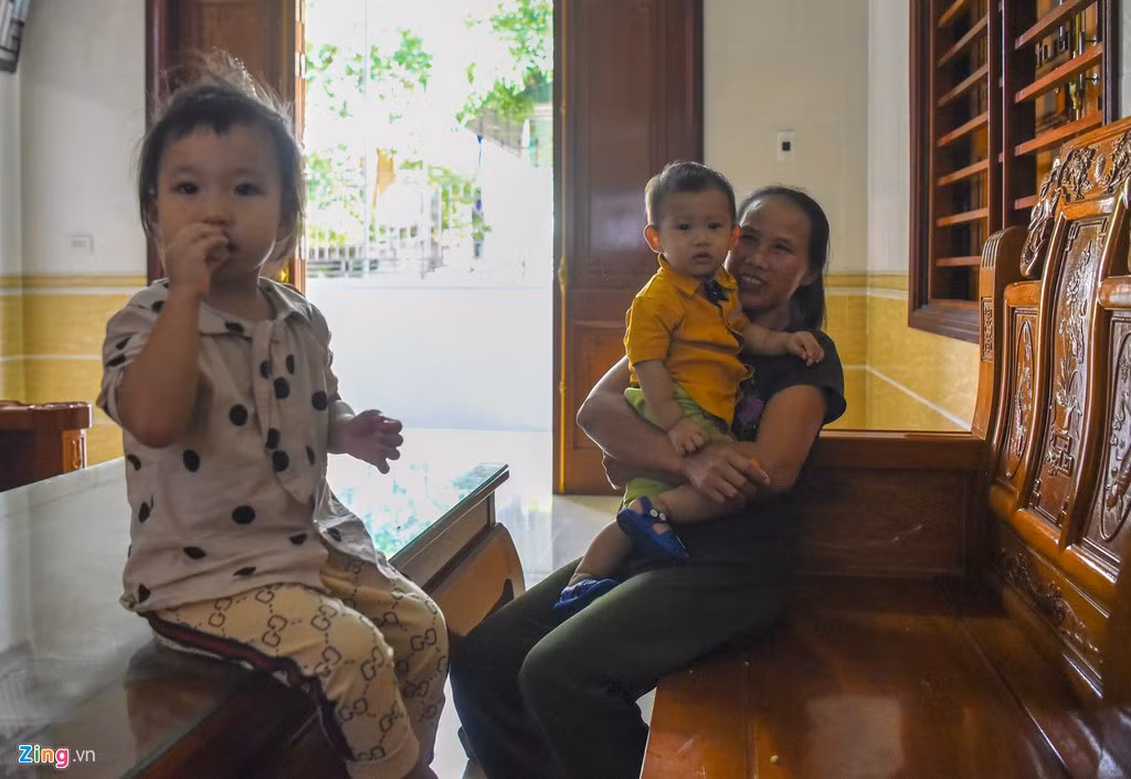 Bà Hoàng Thị Liên (56 tuổi) có 5 người con thì 4 người đi lao động ở Hàn Quốc. Căn nhà 3 tầng khang trang nhưng 3 năm nay, con ông bà đi làm việc ở nước ngoài không về.