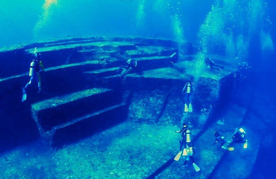 Kể từ khi được phát hiện đến nay, quần thể kiến trúc đá dưới đáy biển Yonaguni đã trở thành chủ để tranh cãi của giới nghiên cứu. Có rất nhiều giả thuyết được đưa ra quanh nguồn gốc của công trình này, trong đó có không ít người tin rằng đây là sản phẩm của một nền văn minh đến từ ngoài hành tinh...