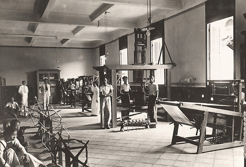 Phòng thực hành trong trường dệt Gia Định.