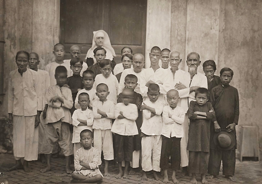 Người già và tàn tật tại nhà tế bần Cù Lao Giêng.