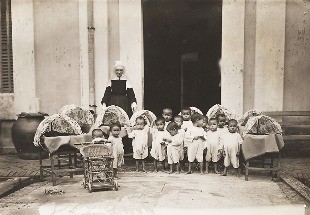 Trẻ mồ côi tại nhà tế bần Cù Lao Giêng (An Giang).