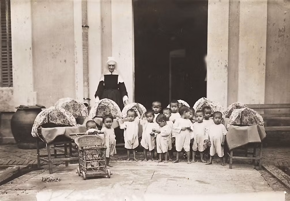 Trẻ mồ côi tại nhà tế bần Cù Lao Giêng (An Giang).