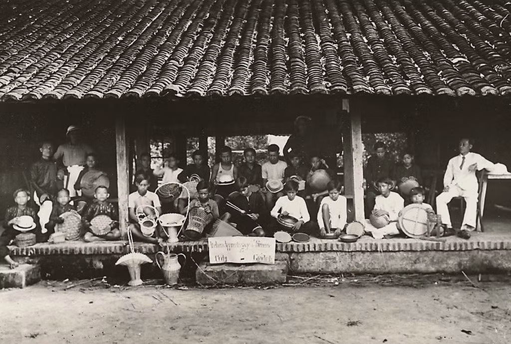 Lớp học đan rổ rá tại Phước Hải (Bà Rịa - Vũng Tàu).