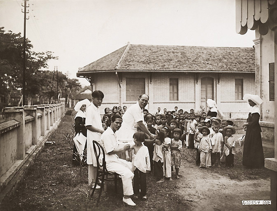 Chích ngừa cho trẻ em.