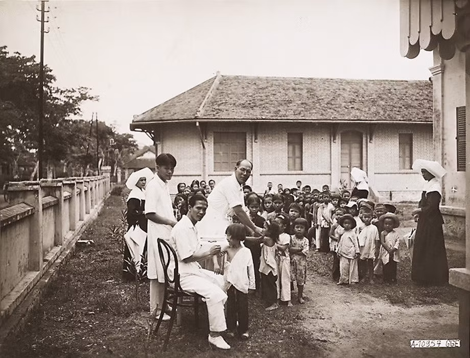 Chích ngừa cho trẻ em.