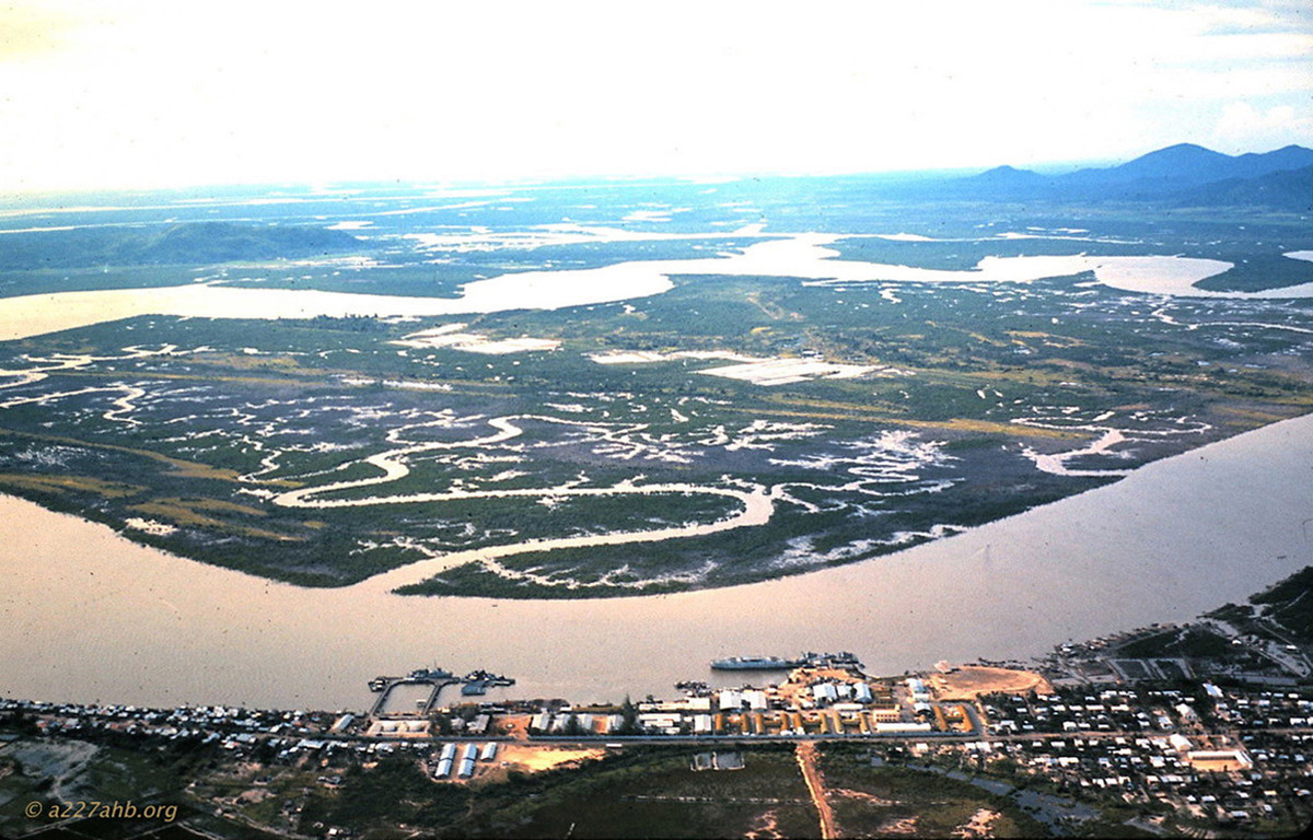 Khung cảnh trên đường bay Vũng Tàu - Sài Gòn.