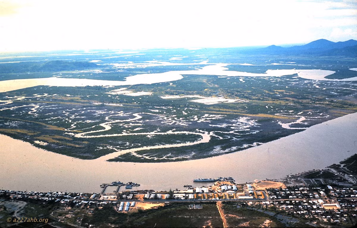 Khung cảnh trên đường bay Vũng Tàu - Sài Gòn.