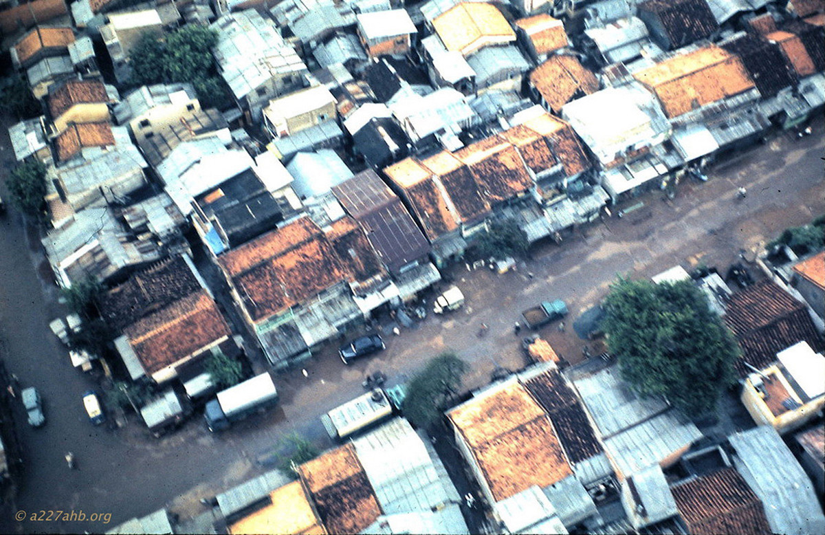 Cận cảnh một khu phố, vị trí chưa xác định.