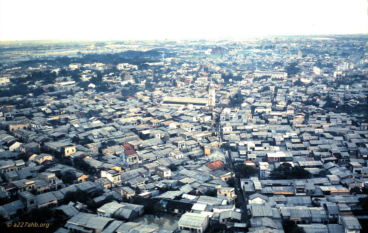 Quận Tân Bình, chính giữa ảnh là nhà thờ Nghĩa Hòa.