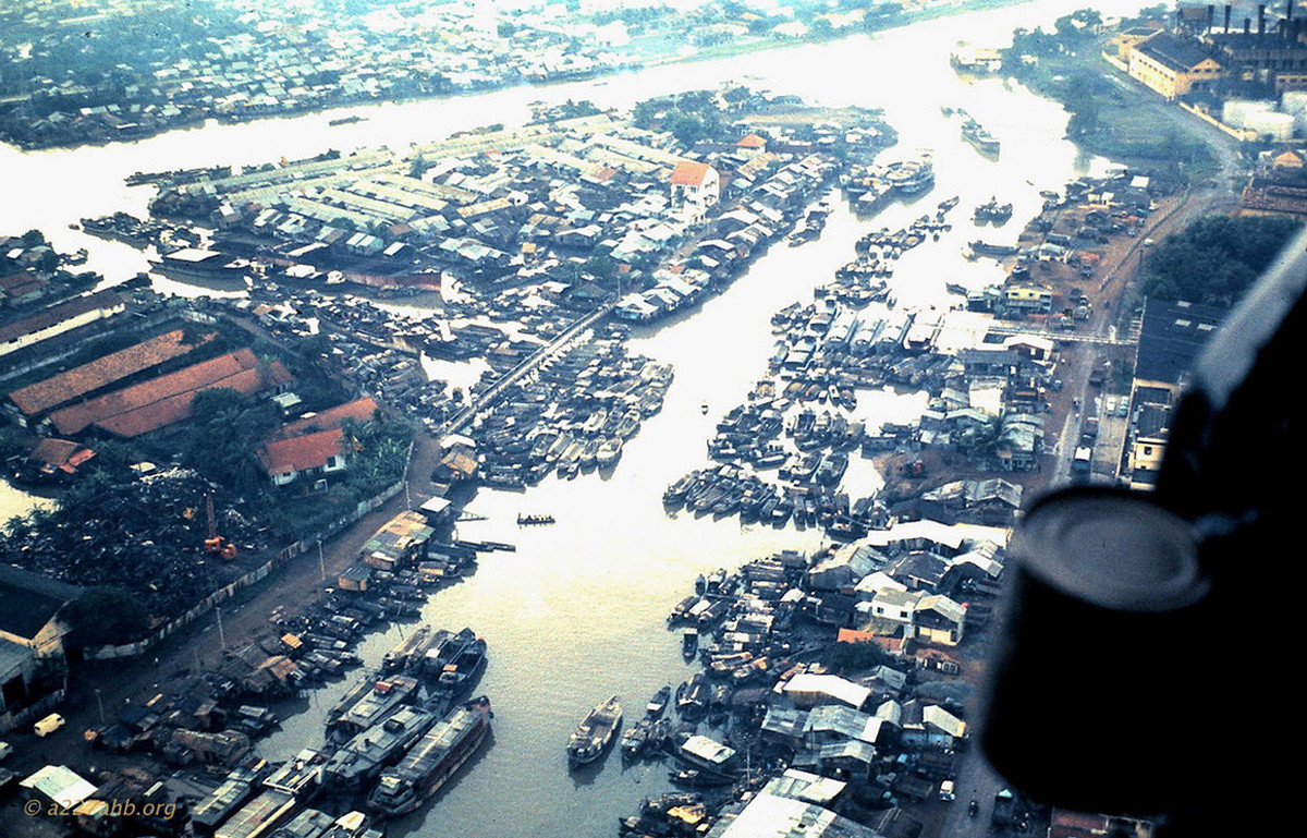 Cù lao Nguyễn Kiệu (quận 4). Phía trên là Kênh Tẻ, phía trái là hướng ra sông Sài Gòn, phía dưới là rạch Bến Nghé. Góc trên bên phải là nhà đèn Chợ Quán (quận 5).