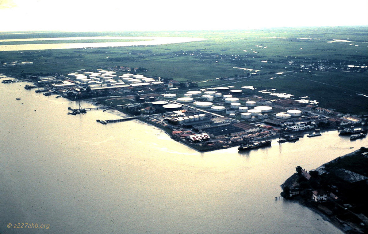 Tổng kho xăng dầu Nhà Bè, huyện Nhà Bè.