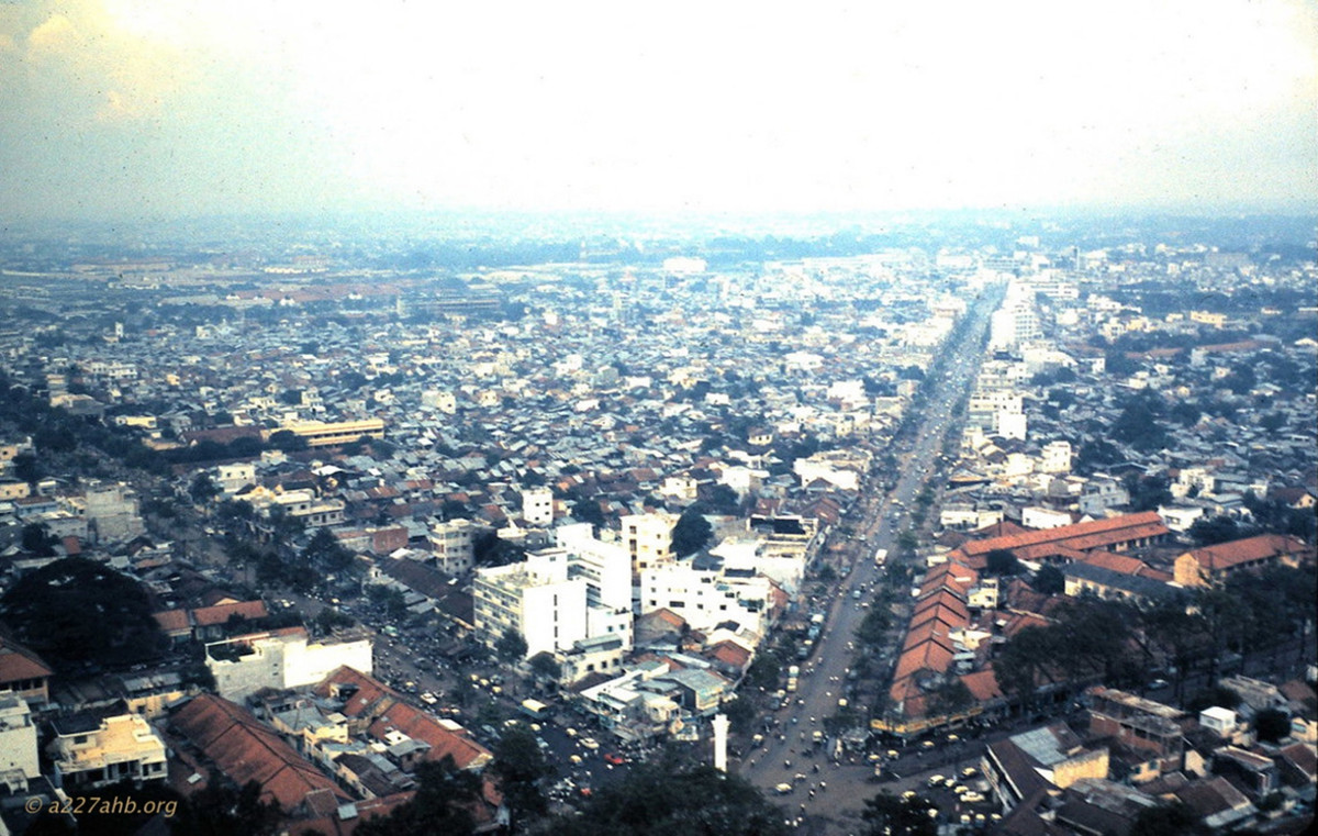 Ngã sáu Nguyễn Tri Phương, nơi tiếp giáp giữa quận 5 và quận 10 với tượng đài An Dương Vương ở phía dưới.