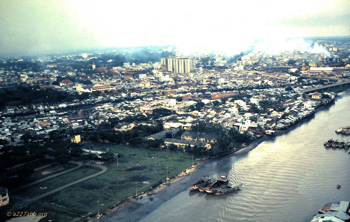 Từ phía quận 8 nhìn qua quận 5, tòa nhà cao tầng ở giữa là cư xá President của quân đội Mỹ.