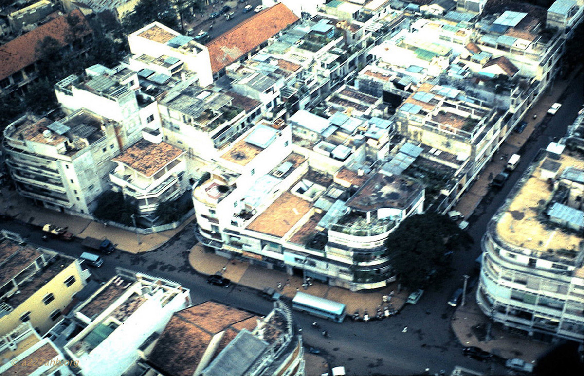 Con đường bên dưới là đường Nguyễn Huỳnh Đức (nay là đường Trần Tuấn Khải), góc trái là đường Trần Hưng Đạo, góc phải là đường Nghĩa Thục, quận 5.