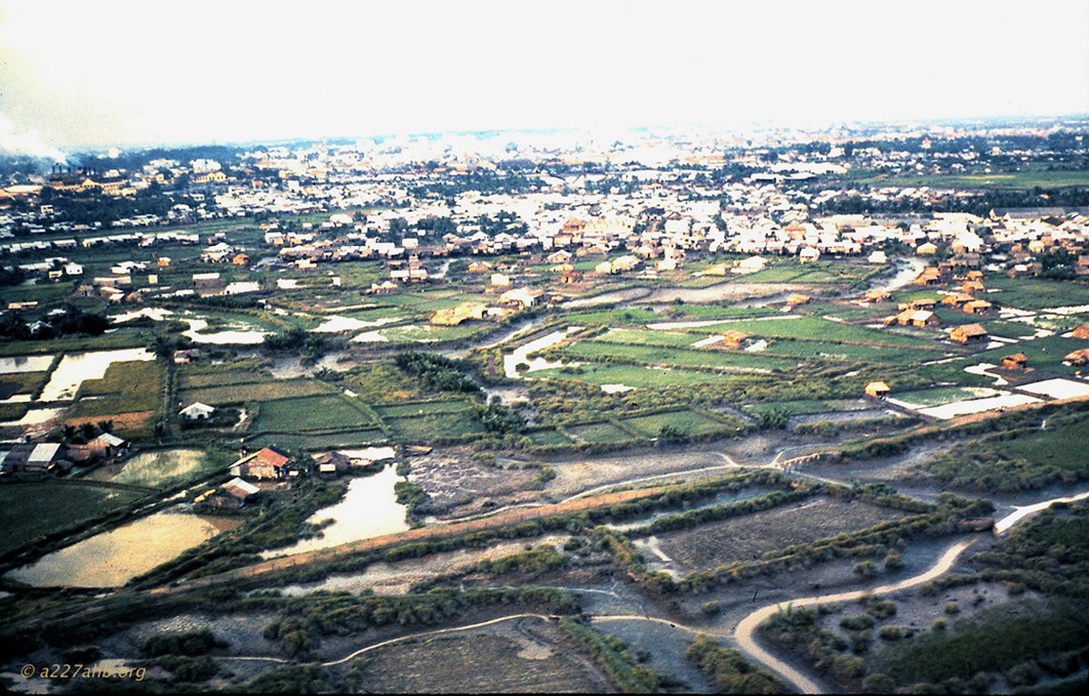 Từ phía trên quận 7 nhìn về trung tâm Sài Gòn. Góc trên bên trái là nhà đèn Chợ Quán đang nhả khói.