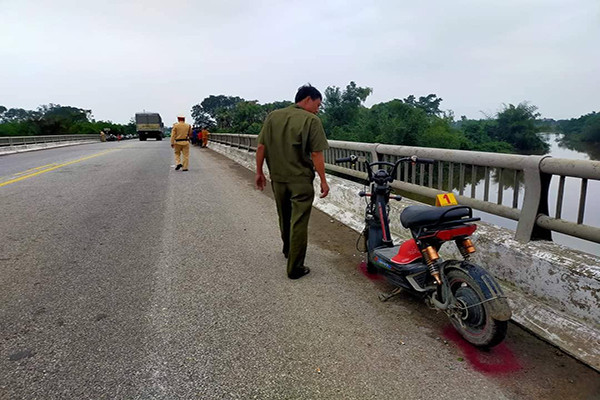 Chiếc xe được để lại trên cầu