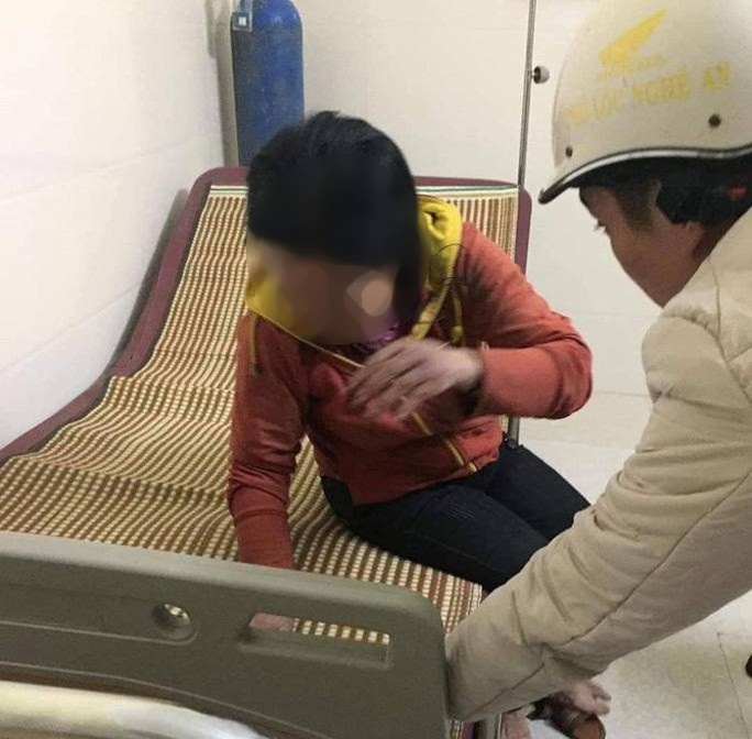 Mot phu nu bi nguoi tinh lay thanh sat dam vao vung kin