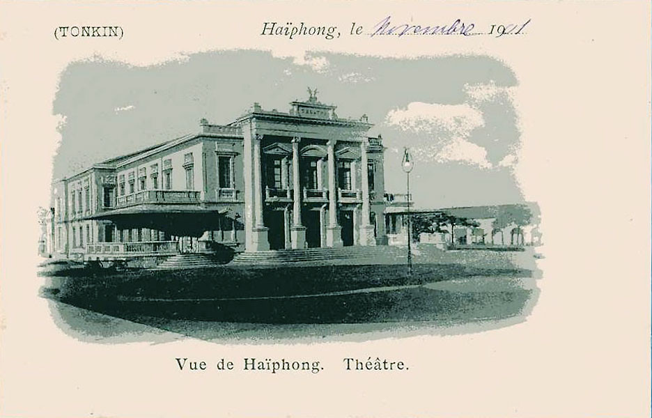 Mặt trước nhà hát có bốn cột trụ áp sát vào tường để tăng độ vững của công trình.