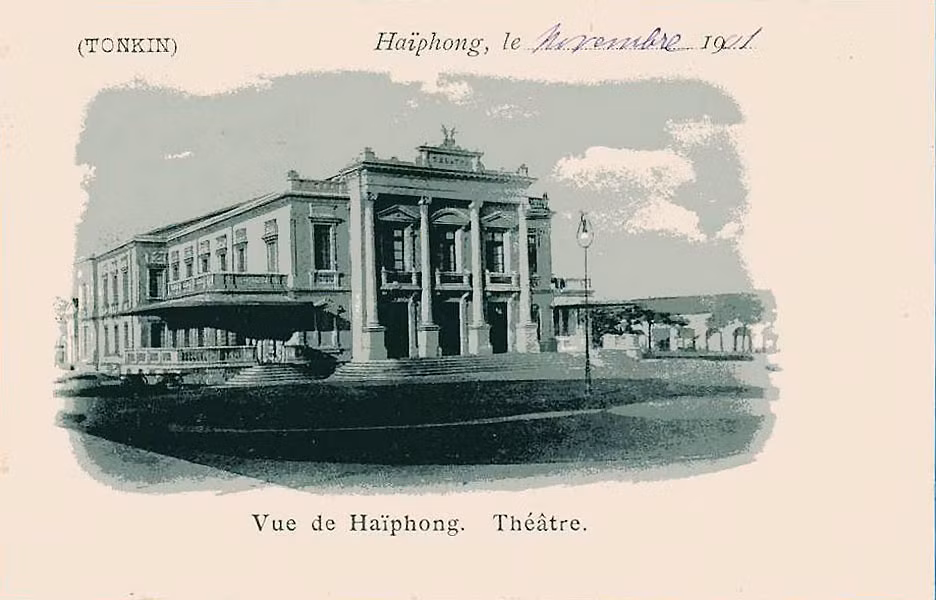 Mặt trước nhà hát có bốn cột trụ áp sát vào tường để tăng độ vững của công trình.