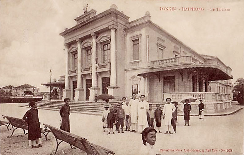 Vể tổng quan, kiến trúc Nhà hát lớn Hải Phòng được xây dựng theo phong cách Baroque, là loại hình nghệ thuật kiến trúc xuất hiện ở Italia và trở thành khuynh hướng kiến trúc lớn ở châu Âu từ cuối thế kỉ 16 đến giữa thế kỉ 18.