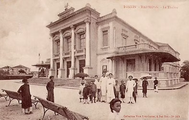 Vể tổng quan, kiến trúc Nhà hát lớn Hải Phòng được xây dựng theo phong cách Baroque, là loại hình nghệ thuật kiến trúc xuất hiện ở Italia và trở thành khuynh hướng kiến trúc lớn ở châu Âu từ cuối thế kỉ 16 đến giữa thế kỉ 18.