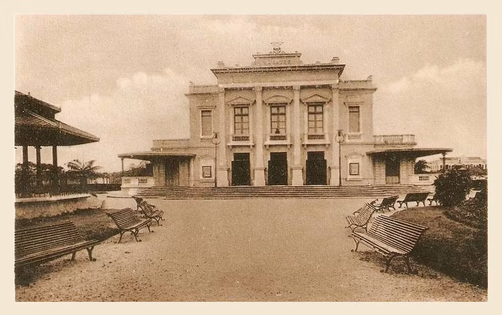 Ngoài Nhà hát Lớn ở Hải Phòng, ở Việt Nam thời thuộc địa chỉ có hai thành phố khác có nhà hát lớn là Hà Nội và Sài Gòn. Cả ba nhà hát đều là di tích kiến trúc có tầm quan đặc biệt của Việt Nam.