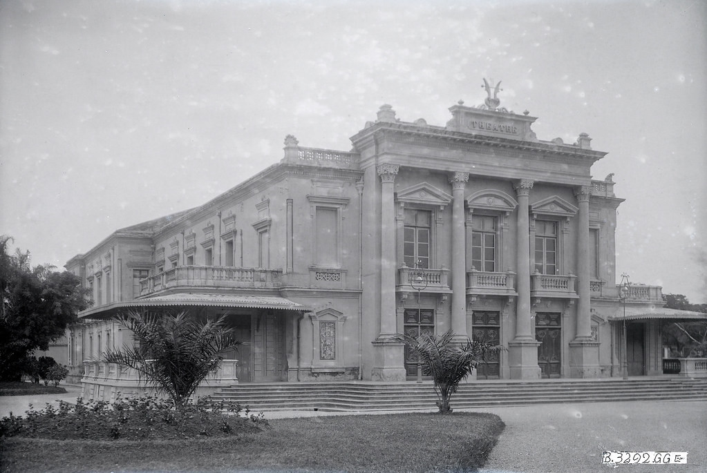 Về trang trí thì tiêu biểu nhất của nhà hát lớn phải kể đến hình tượng chiếc đàn Lia - biểu tượng cho âm nhạc cổ điển phương Tây - tại điểm cao nhất của mặt tiền.